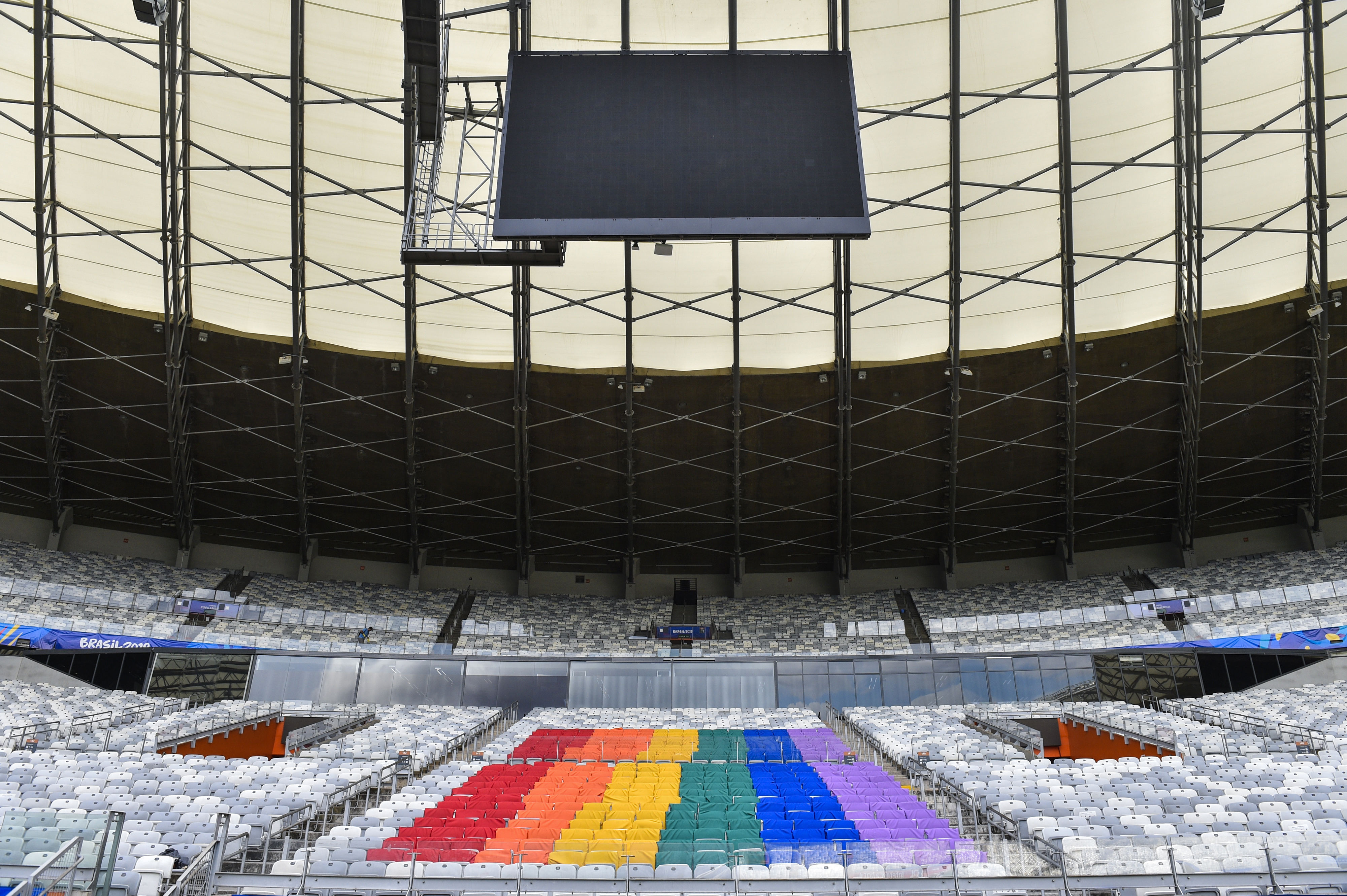 Cadeiras do estadio pintada das corres da bandeira LGBT