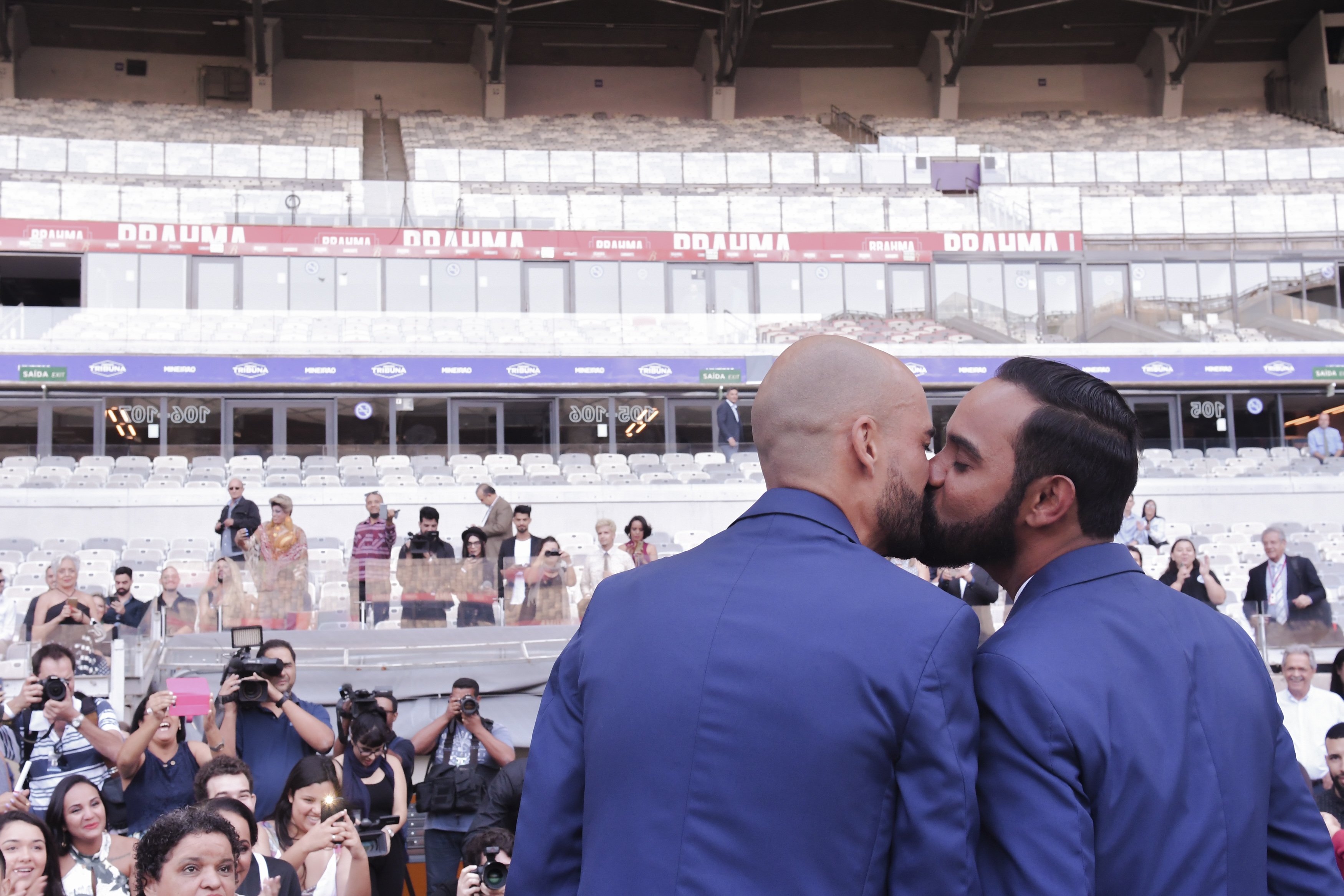 Casal compostos por dois homens se beijando em seu casamento