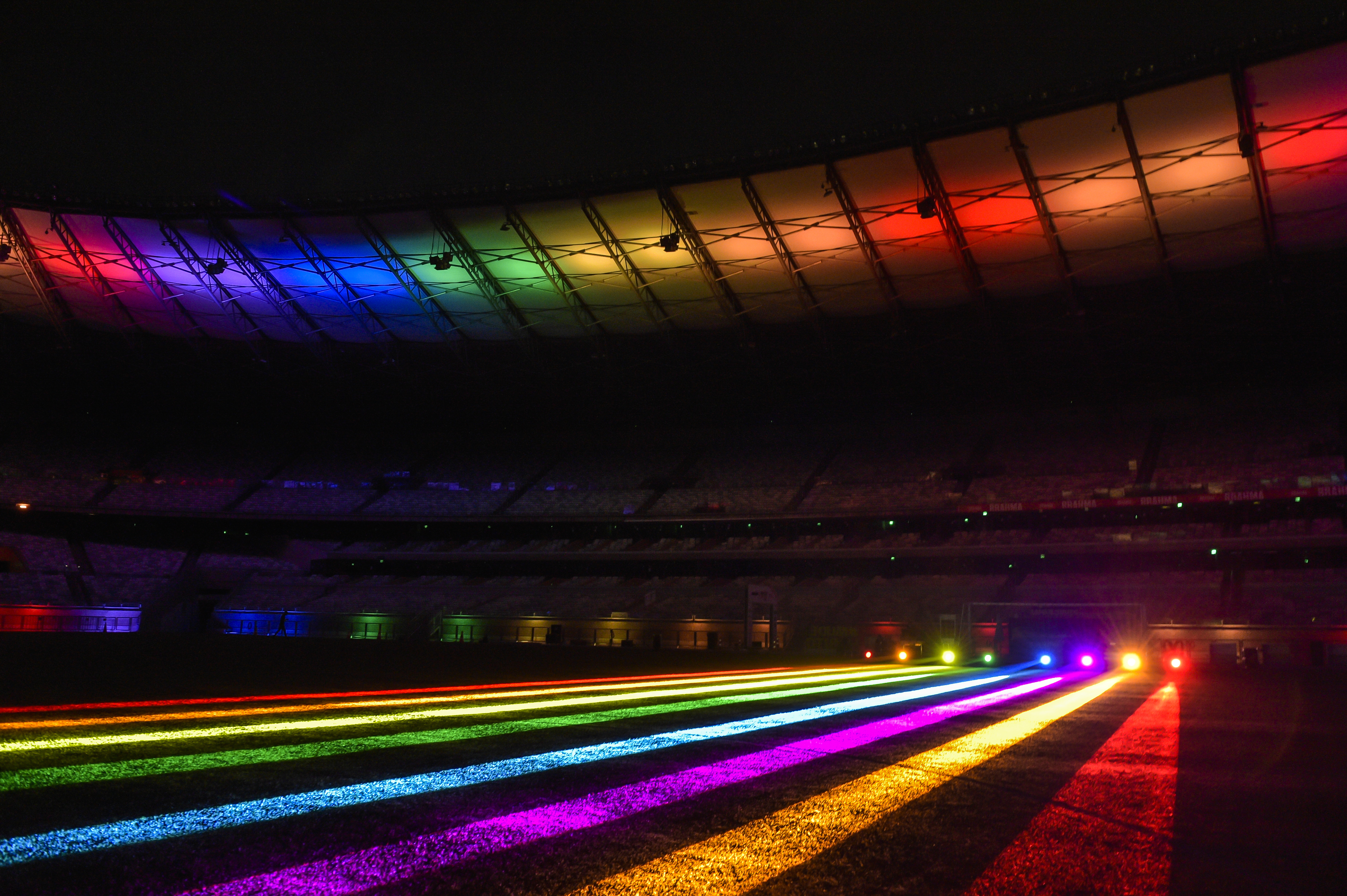 Estadio iluminado com a bandeira colorida